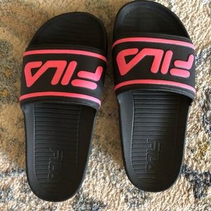 Kids black slides with pink Fila lettering